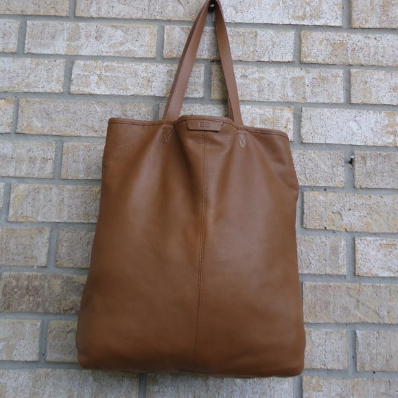 Elegant Tan Leather Tote Bag - Picture 1 of 16